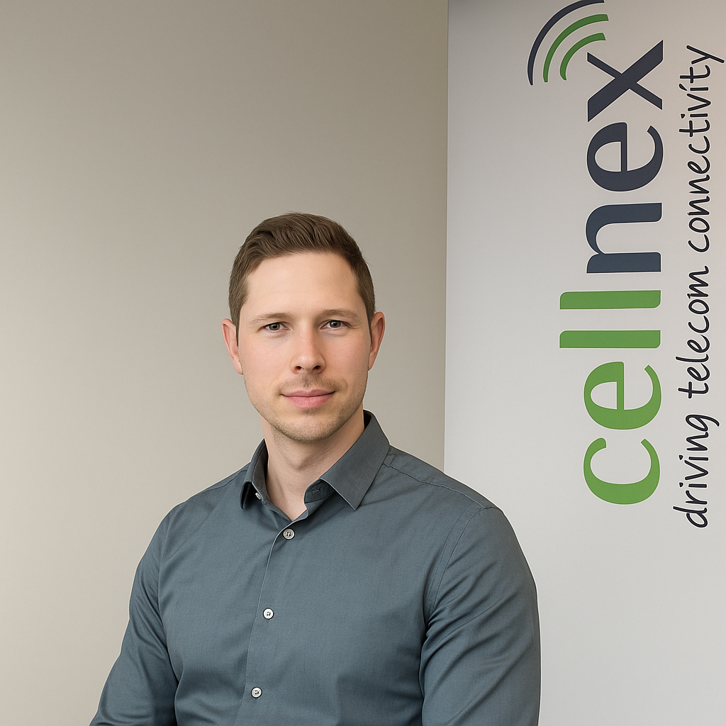 Daniel från Cellnex Sweden intill Cellnex logotyp